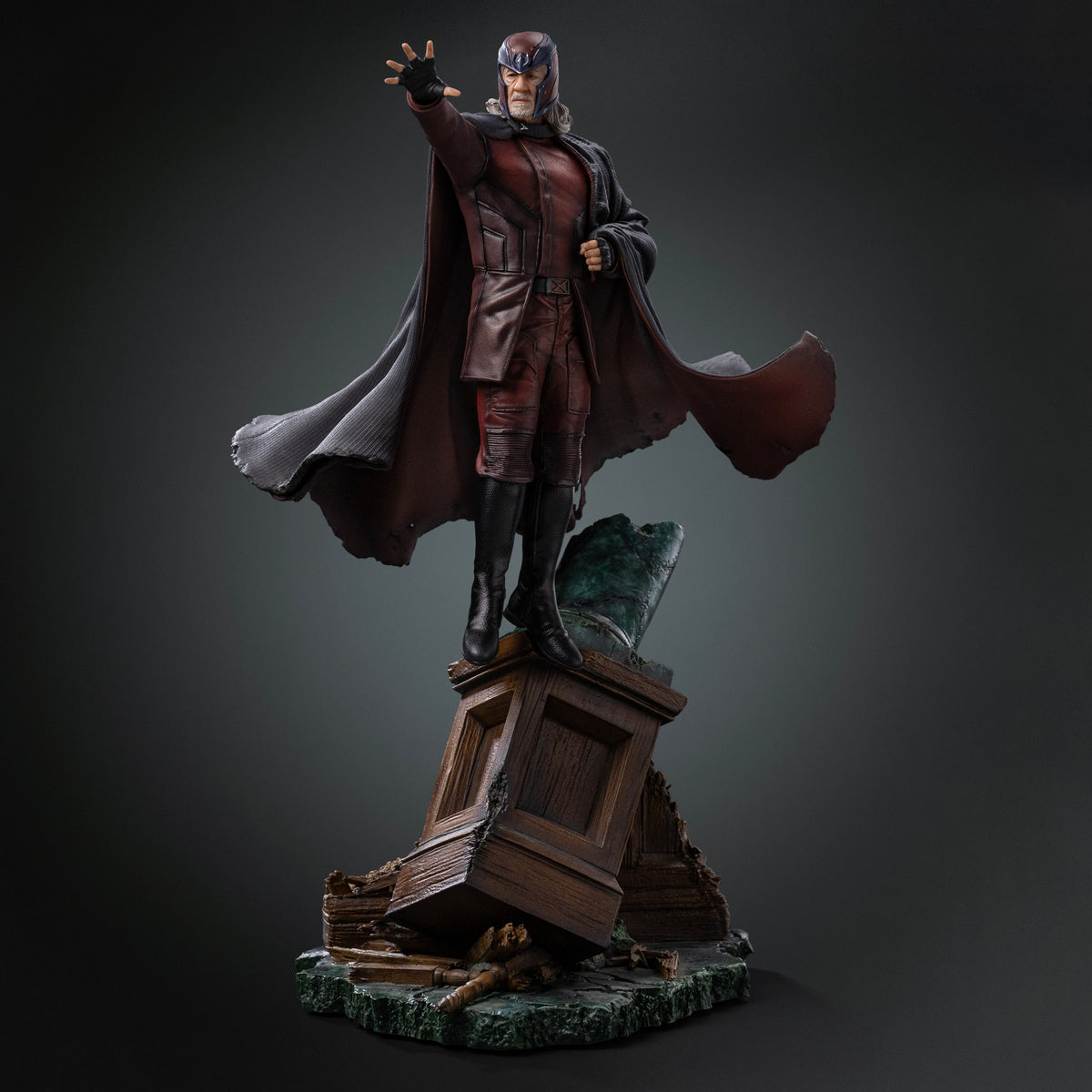 Avengers: ''Magneto'' Statue