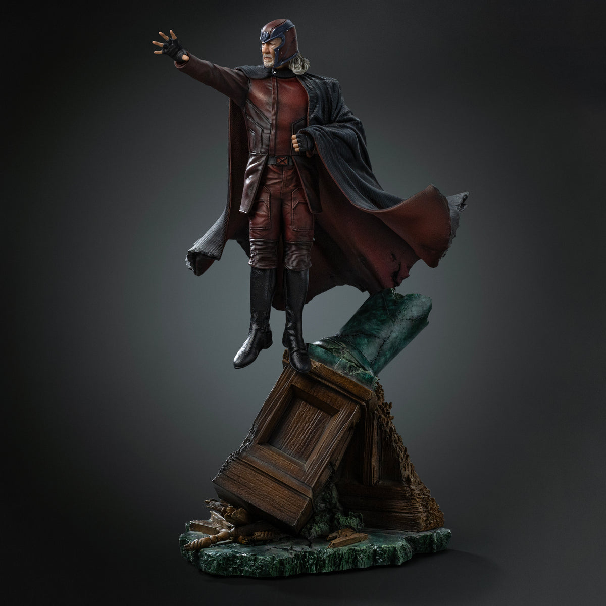 Avengers: ''Magneto'' Statue