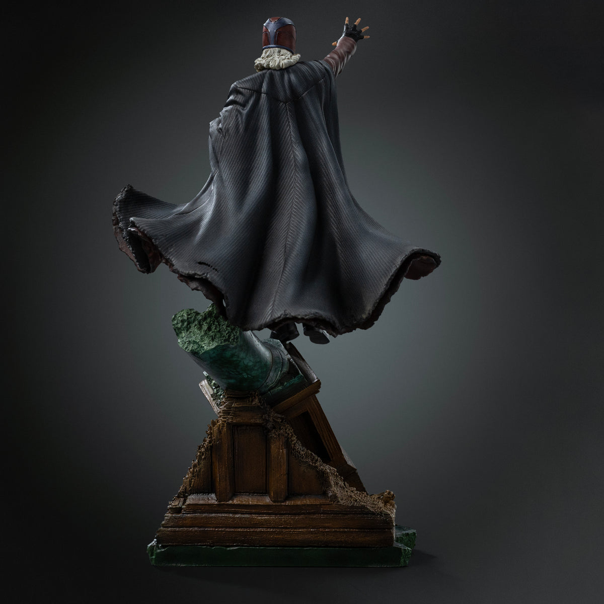 Avengers: ''Magneto'' Statue