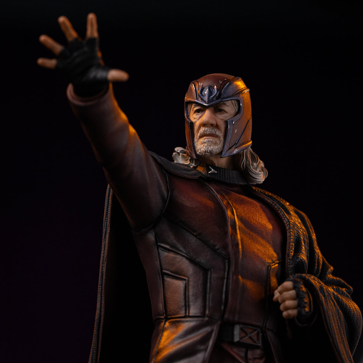 Avengers: ''Magneto'' Statue
