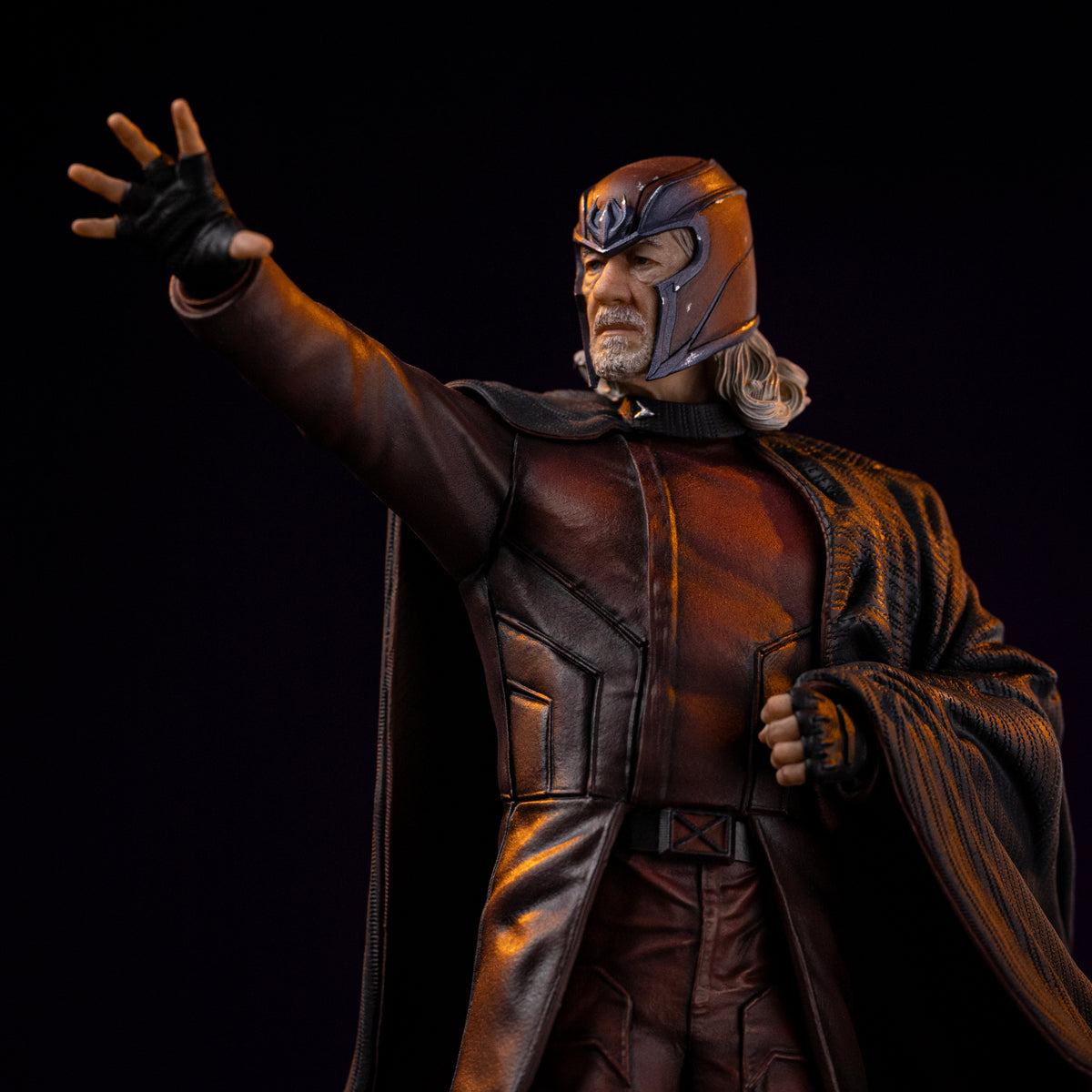 Avengers: ''Magneto'' Statue