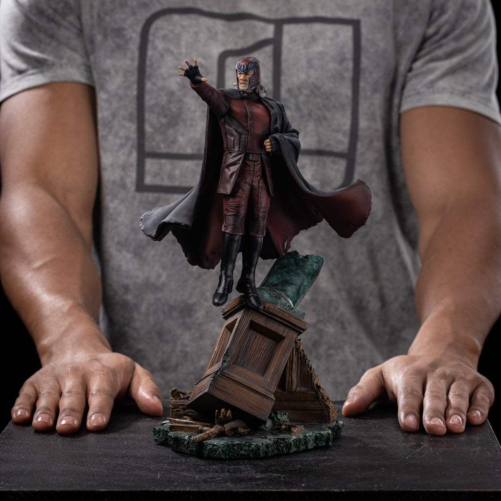 Avengers: ''Magneto'' Statue