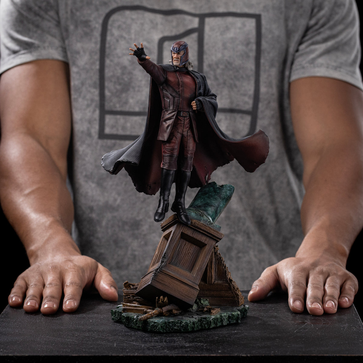 Avengers: ''Magneto'' Statue